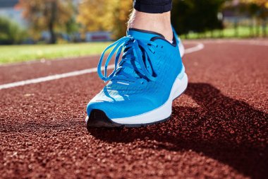 Stadyum pistinde koşu ayakkabıları