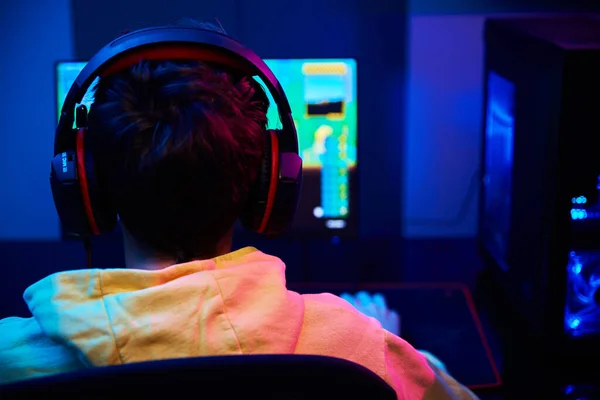 집에서 컴퓨터 게임을 하고, 게임 중독을 일으키는 소년 — 스톡 사진