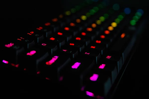 Teclado rgb de jogos no fundo escuro — Fotografia de Stock