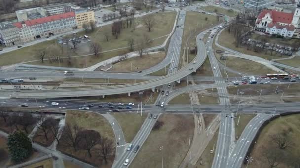 Vista aérea del cruce de carreteras en la ciudad — Vídeos de Stock