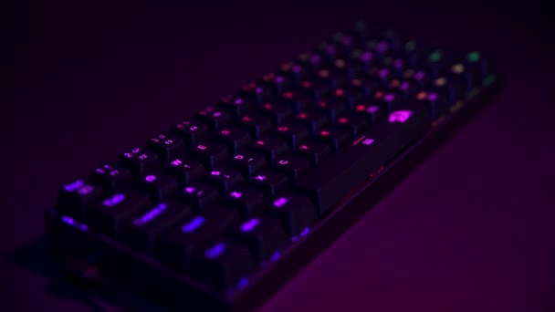 Игровая клавиатура RGB на темном фоне — стоковое видео