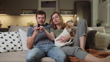 oturma odasında tv izlerken Çift