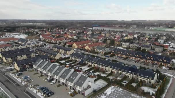 Flygfoto över liten europeisk stad med moderna bostadsområde förorten — Stockvideo