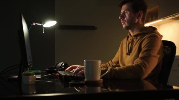 Hombre trabajando en línea remotamente en casa — Vídeo de stock