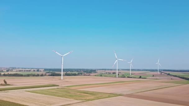 Megújuló energia, szélerőmű-turbinák terepen — Stock videók