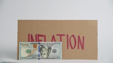 Dünya enflasyon kavramı. Sözcük enflasyonu ve düşen banknotlarla mukavva