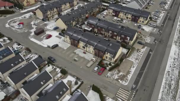 Вид с воздуха на небольшой европейский город с современным жилым пригородом — стоковое видео