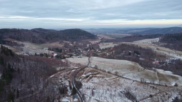 Paesaggio invernale con villaggio vicino alle montagne — Video Stock