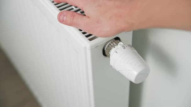 Heizkörperknopf Thermostat von Hand drehen — Stockvideo