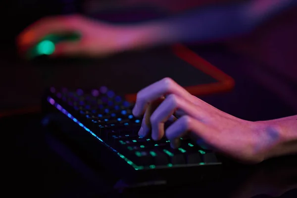 Gamer грати в комп'ютерну гру, використовувати rgb неонову кольорову клавіатуру — стокове фото