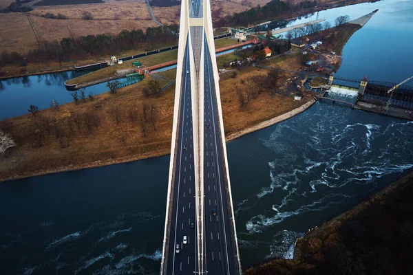 Grote brug over de rivier met autoverkeer — Stockfoto