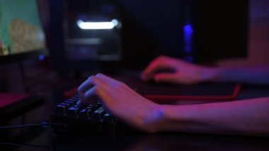 Oyuncu bilgisayar oyunu oynar, rgb neon renkli klavye kullanın