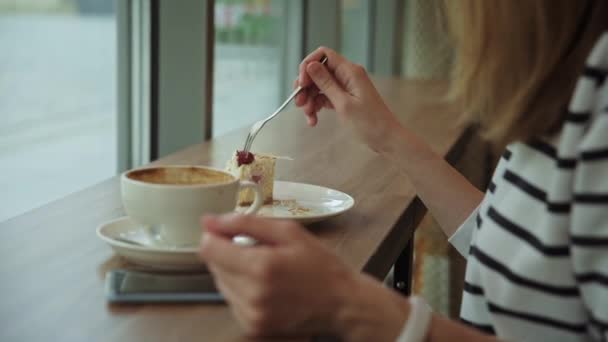 Donna fare colazione al caffè, mangiare cheesecake lampone con caffè — Video Stock