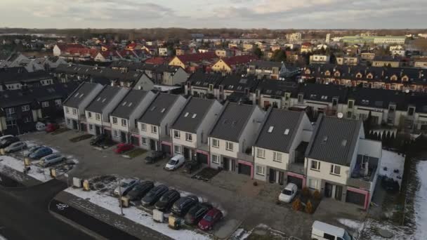 Letecký pohled na malé evropské město s moderní rezidenční čtvrtí — Stock video