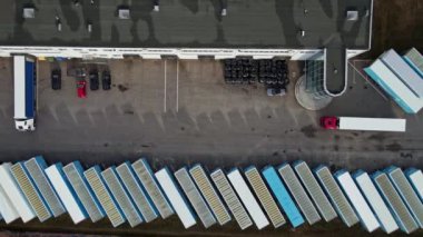 Park etmiş kamyonları olan üst manzaralı otopark.