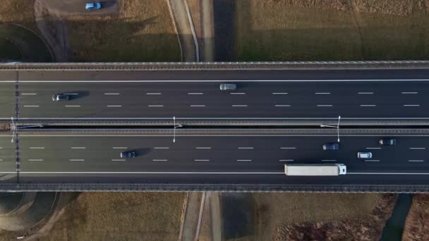 Vista aérea de la autopista con coches en movimiento — Vídeo de stock