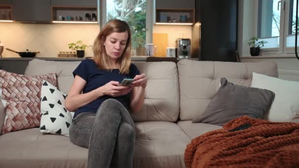 Γυναίκα που χρησιμοποιεί smartphone για να σερφάρει. Online μέσα κοινωνικής δικτύωσης — Αρχείο Βίντεο