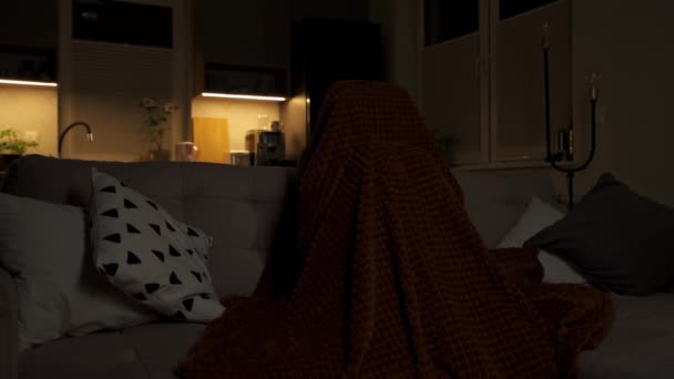 Woman watching horror film and afraid — Video Stock