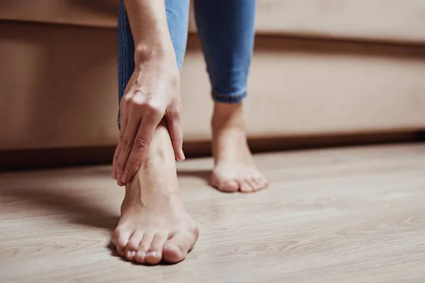 Mulher tem dor na perna, tomar massagem no tornozelo — Fotografia de Stock
