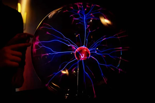 黑暗背景下能量射线等离子体球 等离子体球体物理模型 — 图库照片