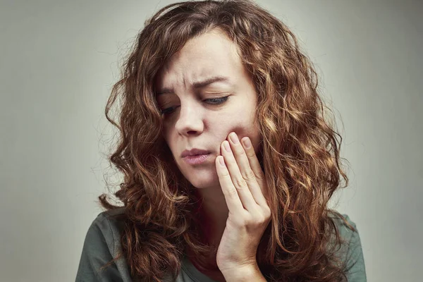 Mujer Que Sufre Dolor Muelas Tocar Mejilla Con Mano Cerca — Foto de Stock