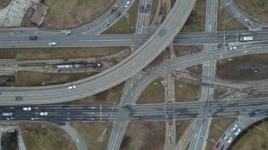 Şehir trafiği, hareket halindeki arabalarla kavşağın havadan görüntüsü.