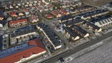 Küçük Avrupa şehir manzarası, kış günü yerleşim yerlerinin havadan görünüşü