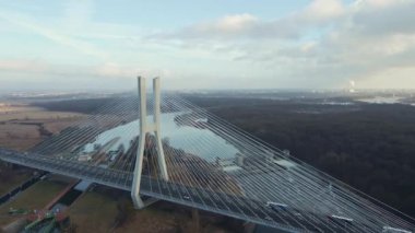 Avrupa 'da nehir üzerinde araba trafiği ve hava manzaralı büyük modern bir köprü. Wroclaw, Polonya 'da Oder üzerinde Redzinski köprüsü