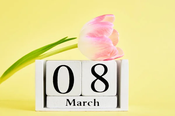 Drewniany Kalendarz Datą Marzec Kwiat Tulipan Żółtym Tle Witam Koncepcji — Zdjęcie stockowe