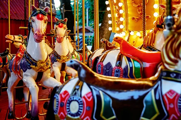 Carrossel Com Cavalos Coloridos Parque Diversões Merry Redor Com Cavalo — Fotografia de Stock