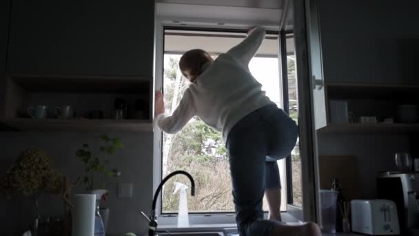 Mujer Limpiando Ventana Sucia Casa Rutina Tareas Domésticas — Vídeo de stock