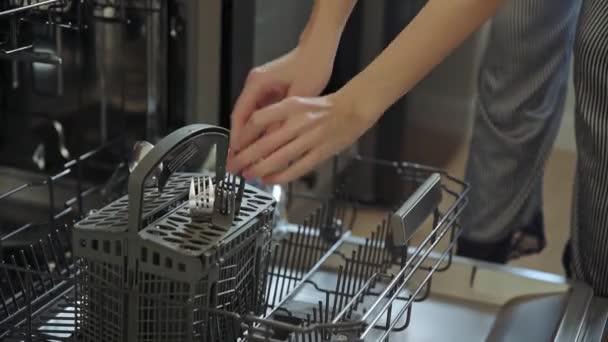 Femme Sortir Culterie Propre Machine Laver Vaisselle Appareil Cuisine Pour — Video
