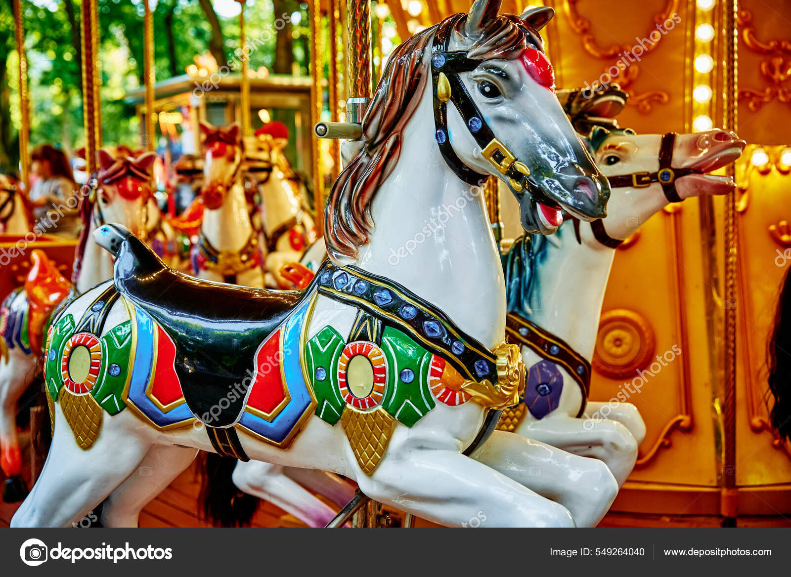遊園地でカラフルな馬とカルーセル メリーゴーランド馬と一緒に 遊園地でカラフルな馬とカルーセル メリーゴーランド馬と一緒に