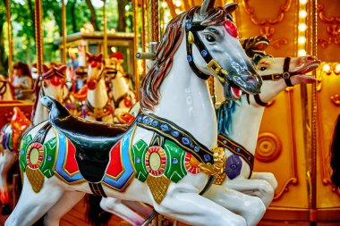 Lunaparktaki renkli atlıkarınca, Neşeli at, çocuklar için klasik sürüş cazibesi
