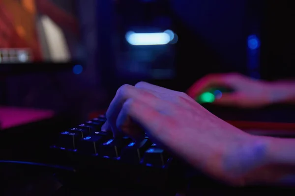 Professional Gamer Play Computer Video Game Dark Room Use Neon — Stock Photo, Image