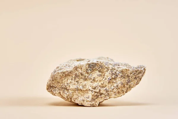 米色背景的天然花岗岩石 最小的产品平台 — 图库照片