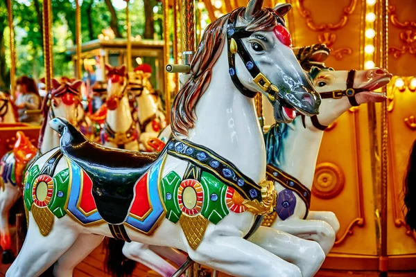 Carousel Πολύχρωμα Άλογα Στο Λούνα Παρκ Καλά Πάει Γύρω Άλογο — Φωτογραφία Αρχείου