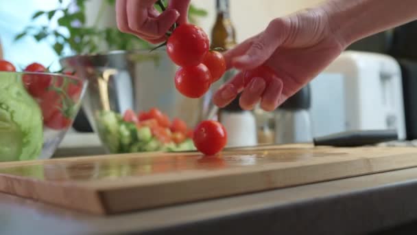 Kvinna Tar Färsk Röd Körsbärstomat För Grönsakssallad Köket — Stockvideo