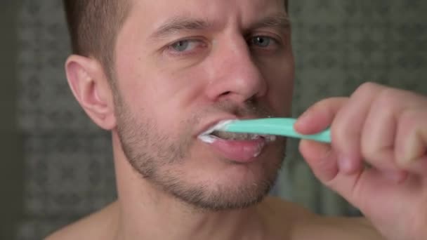 バスルームで歯ブラシで人の歯を洗浄の肖像画を閉じます 朝の衛生 — ストック動画