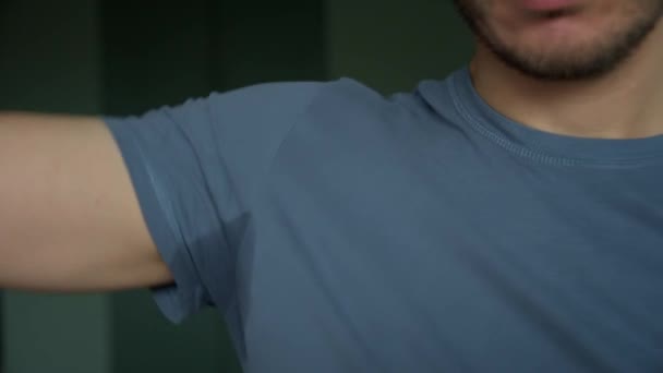 Férfi Kék Pólóban Verejtékfolttal Hónalján Hyperhidrosis Izzadás Probléma — Stock videók