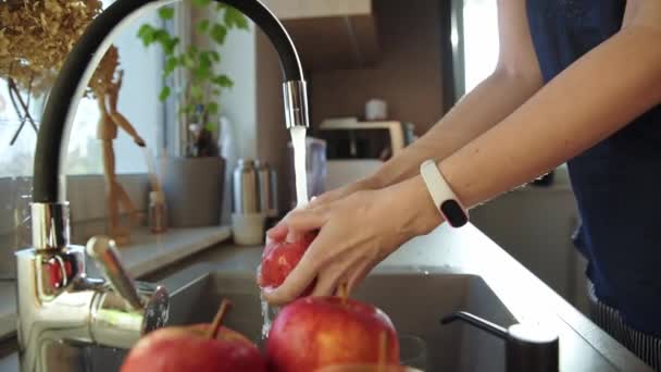 Mulher Branca Lavando Maçãs Vermelhas Pia Cozinha Manhã Dieta Frutas — Vídeo de Stock