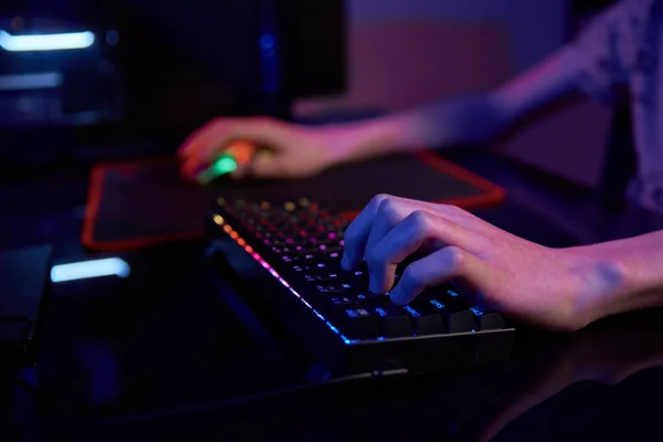 Teenaeger Menino Jogar Jogo Computador Quarto Escuro Use Teclado Mecânico — Fotografia de Stock