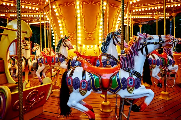 Carrusel Con Caballos Colores Parque Atracciones Feliz Con Caballo Atracción —  Fotos de Stock