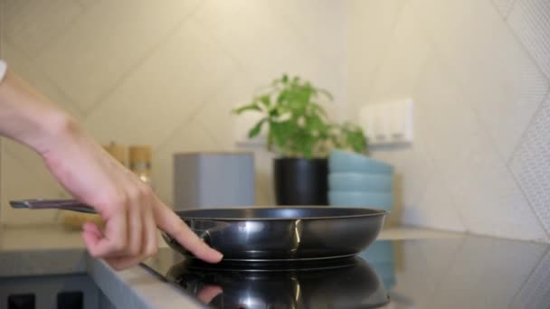 Жінка Увімкнула Кнопку Індукційній Плиті Сталевою Сковородою Кухні Сучасна Кухонна — стокове відео