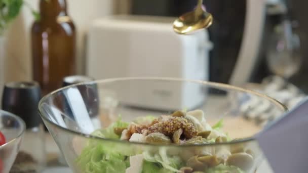 Mulher Prepara Salada Legumes Verdes Tigela Vidro Cozinha Alimentação Saudável — Vídeo de Stock
