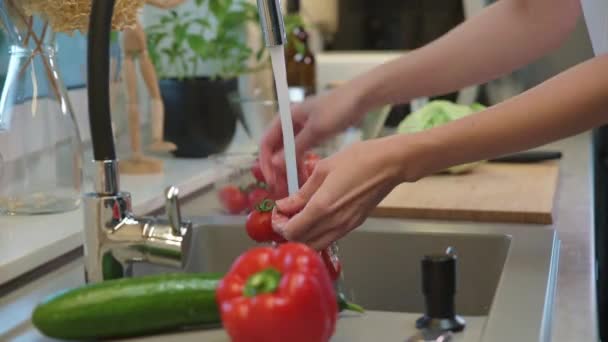 Mulher Lavar Tomates Vermelhos Frescos Pia Cozinha Alimentação Saudável — Vídeo de Stock