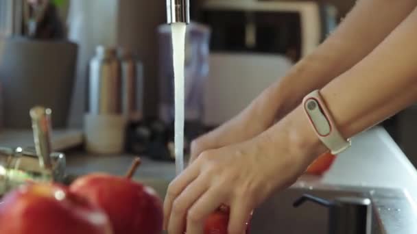 Mulher Branca Lavando Maçãs Vermelhas Pia Cozinha Manhã Dieta Frutas — Vídeo de Stock