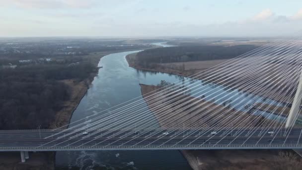 Große Moderne Brücke Über Den Fluss Der Europäischen Stadt Mit — Stockvideo