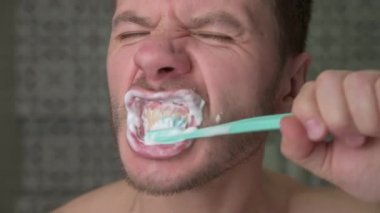 Dişleri temizleyen adamı kapat.