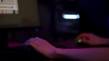 Oyuncu bilgisayar oyunu oynar, rgb neon renkli klavye kullanın